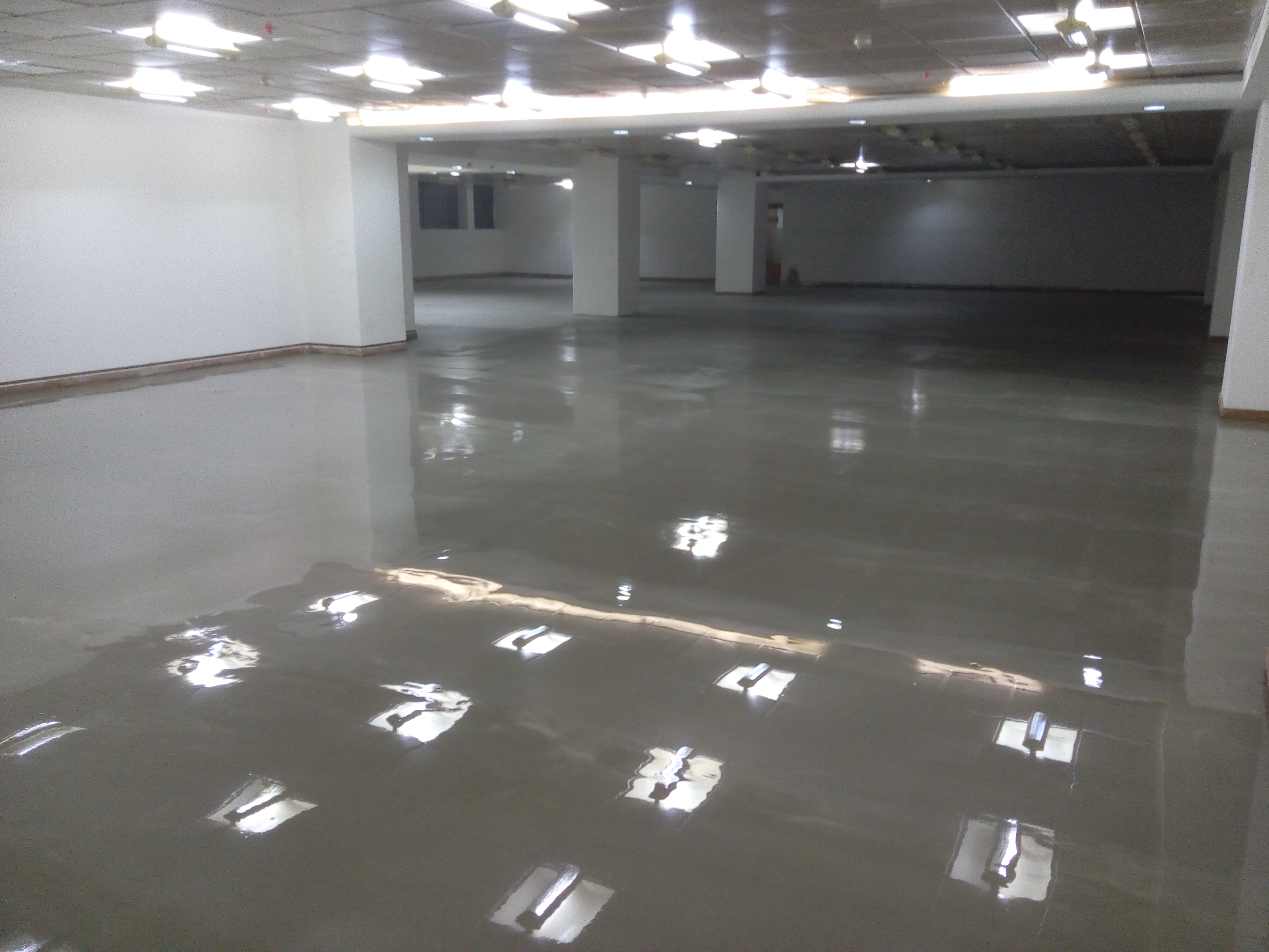 Cementitious self-smoothing underlay